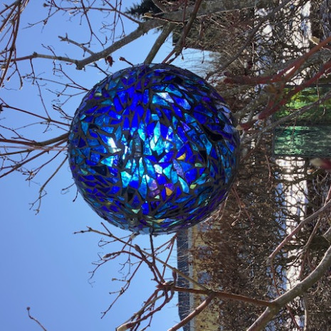 Blaue Kugel im Winter
